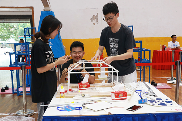 参赛小组成员合作完成模型制作 伟德源自英国始于1946宣传部 隋明潓 摄0.jpg